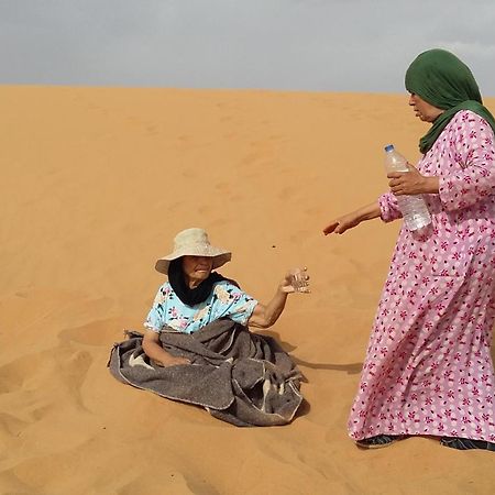 Готель Restcamp Ergchebbi Мерзуга Екстер'єр фото